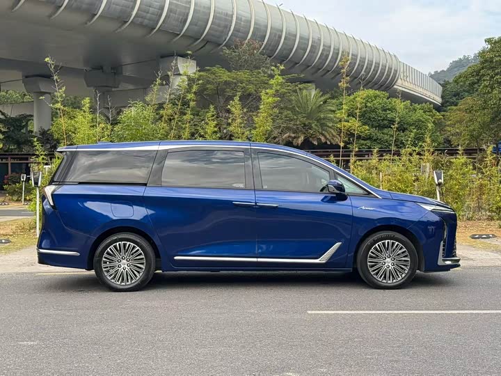 Фото 7 - Buick GL8 Hybrid