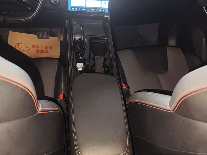 Фото 8 - Geely Atlas