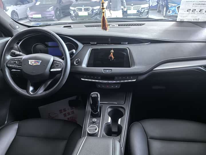 Фото 8 - Cadillac XT4