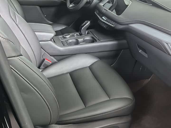 Фото 9 - Cadillac XT4