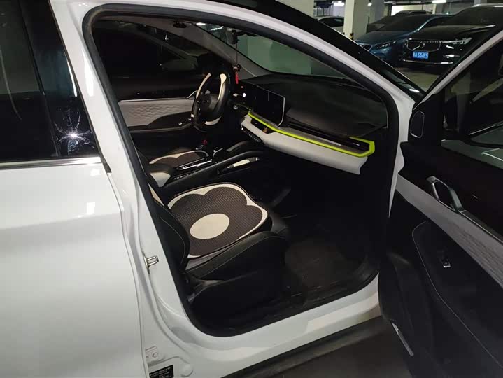 Фото 8 - Geely Coolray