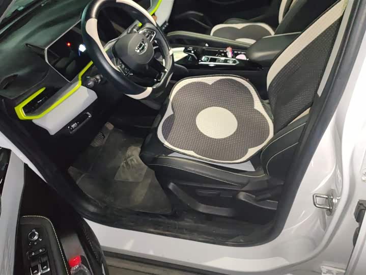 Фото 9 - Geely Coolray