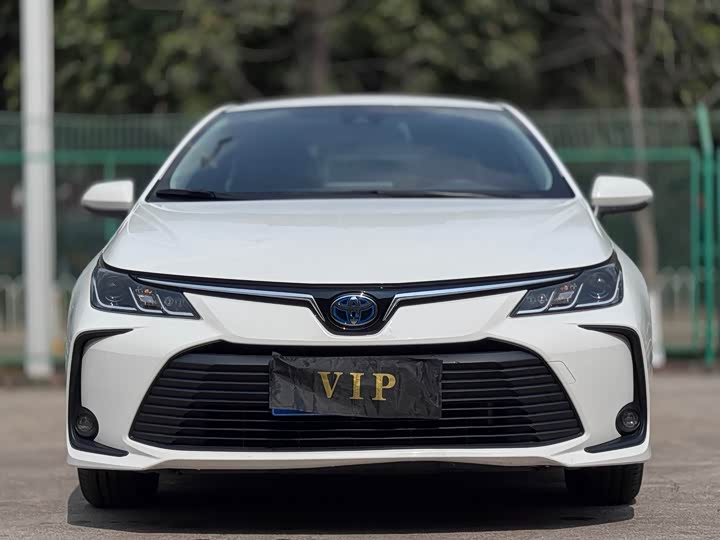 Фото 2 - Toyota Corolla