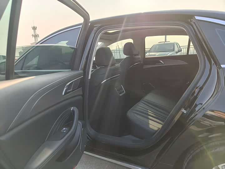 Фото 6 - Hongqi H5