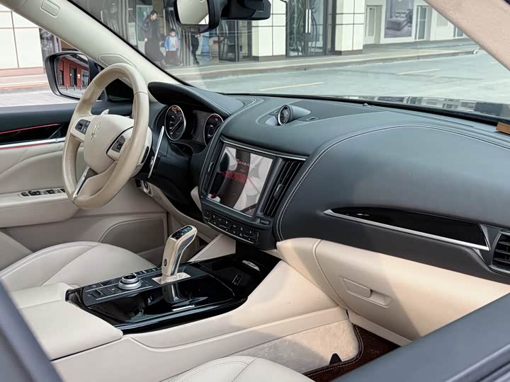 Photo 5 - Maserati Levante