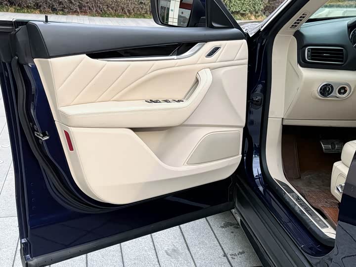 Photo 6 - Maserati Levante