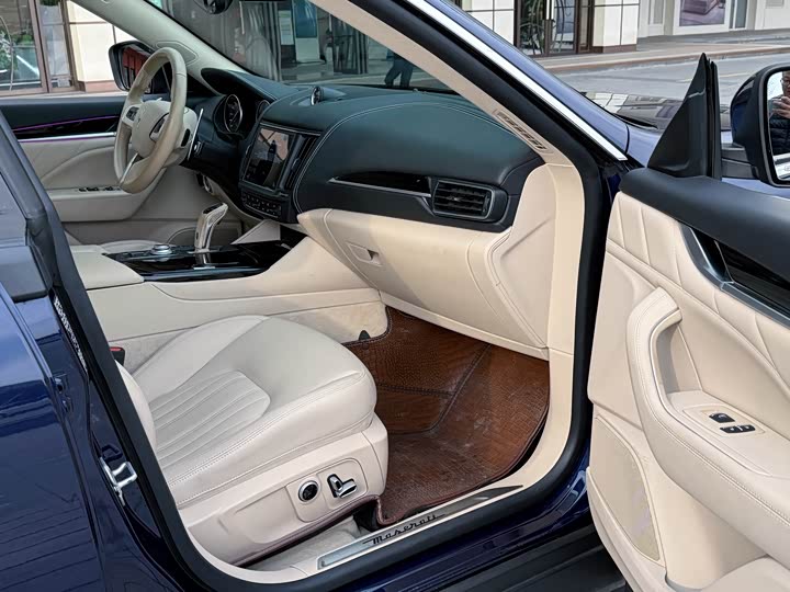 Photo 9 - Maserati Levante