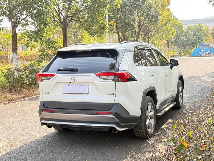 Фото 7 - Toyota RAV4