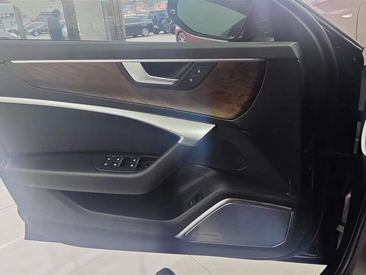 Фото 7 - Audi A6L