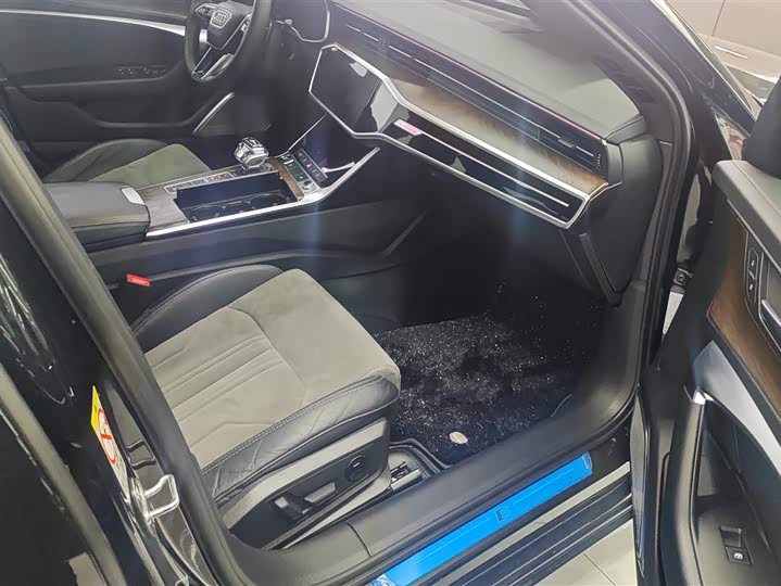 Фото 8 - Audi A6L