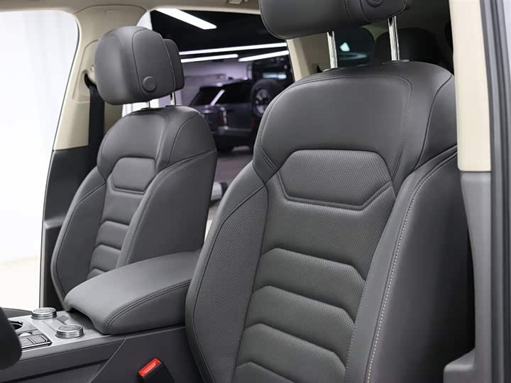 Фото 3 - Volkswagen Touareg