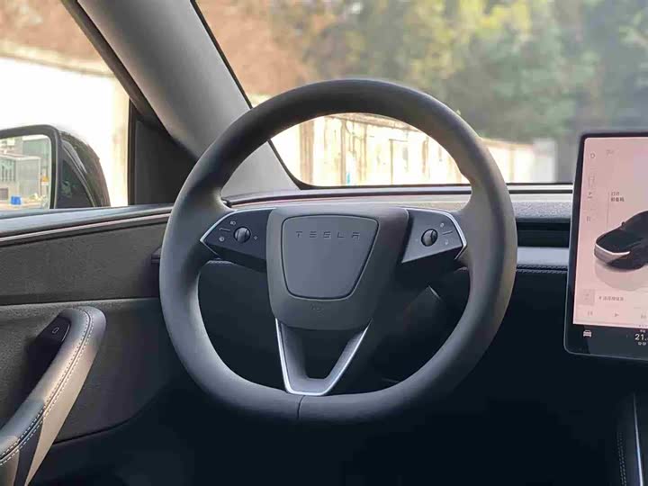 Photo 3 - Tesla Model Y