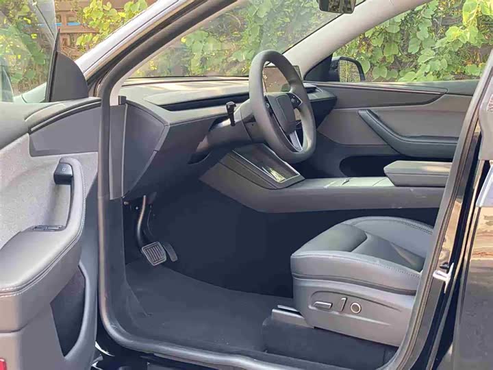 Photo 4 - Tesla Model Y