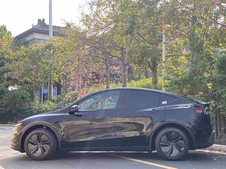 Photo 9 - Tesla Model Y