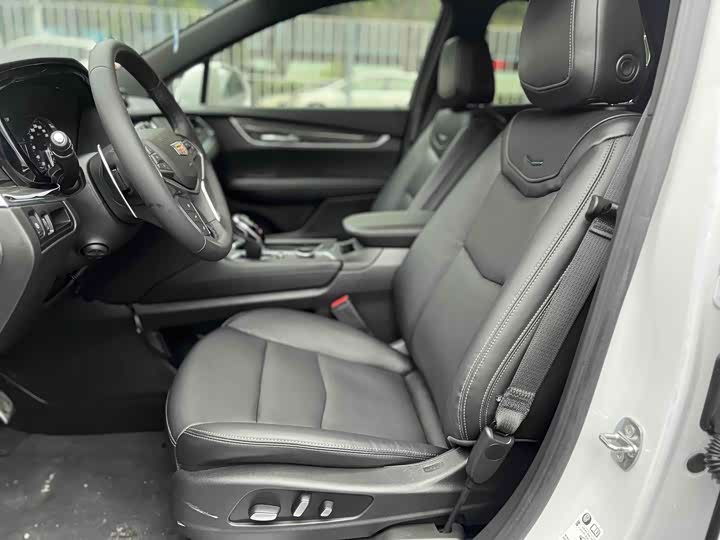 Фото 8 - Cadillac XT5