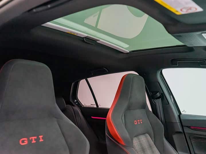 Фото 3 - Volkswagen Golf GTI