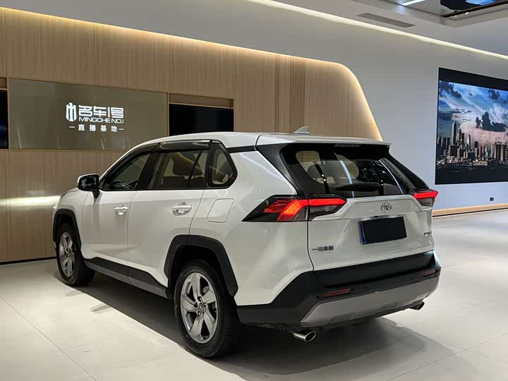 Фото 5 - Toyota RAV4