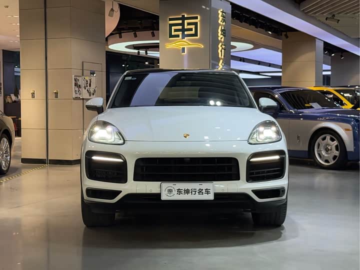 Photo 2 - Porsche Cayenne