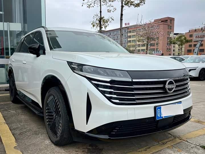 Photo 3 - Nissan Pathfinder