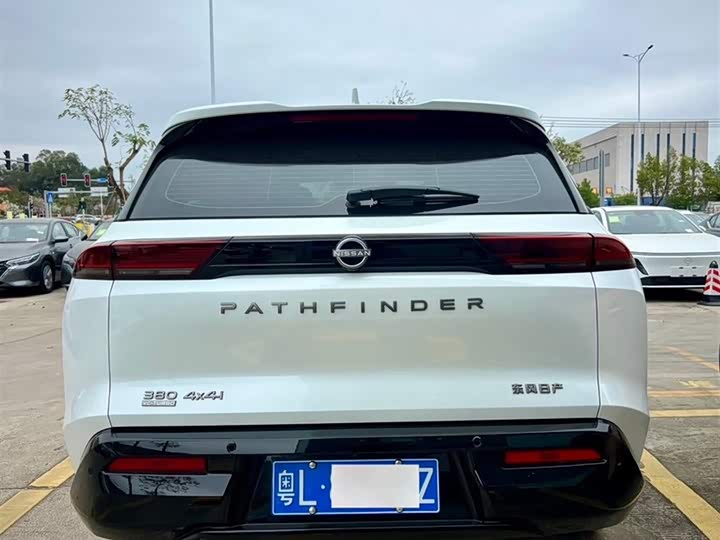 Photo 5 - Nissan Pathfinder