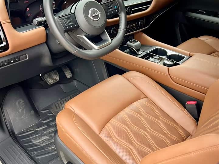 Photo 7 - Nissan Pathfinder