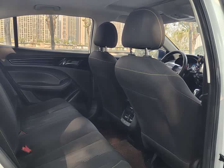 Фото 8 - Roewe i5