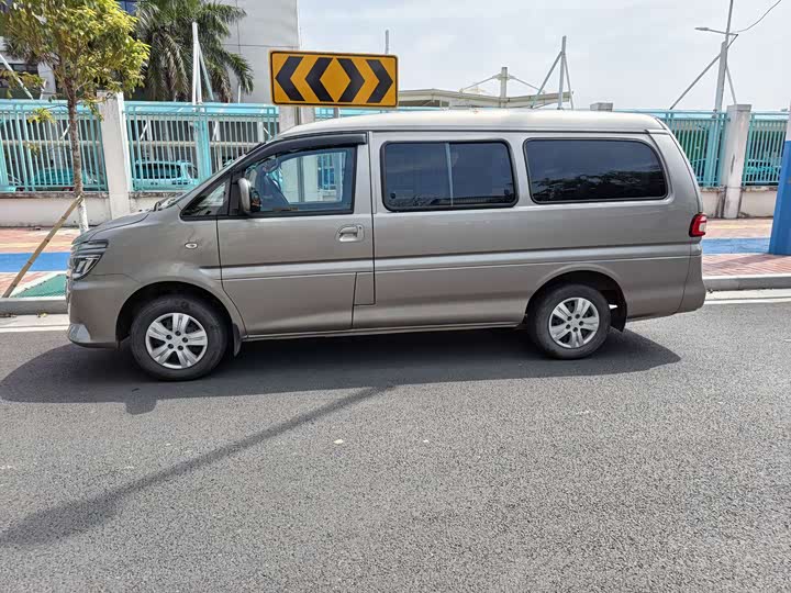 Photo 3 - Dongfeng Forthing Lingzhi M5