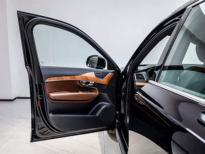 Фото 8 - Volvo XC90