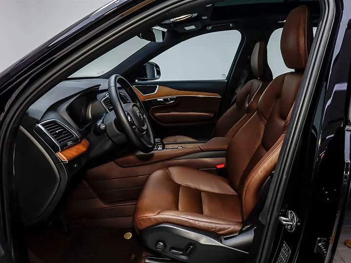 Фото 9 - Volvo XC90