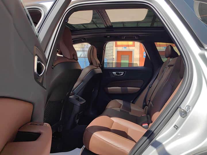 Фото 9 - Volvo XC60