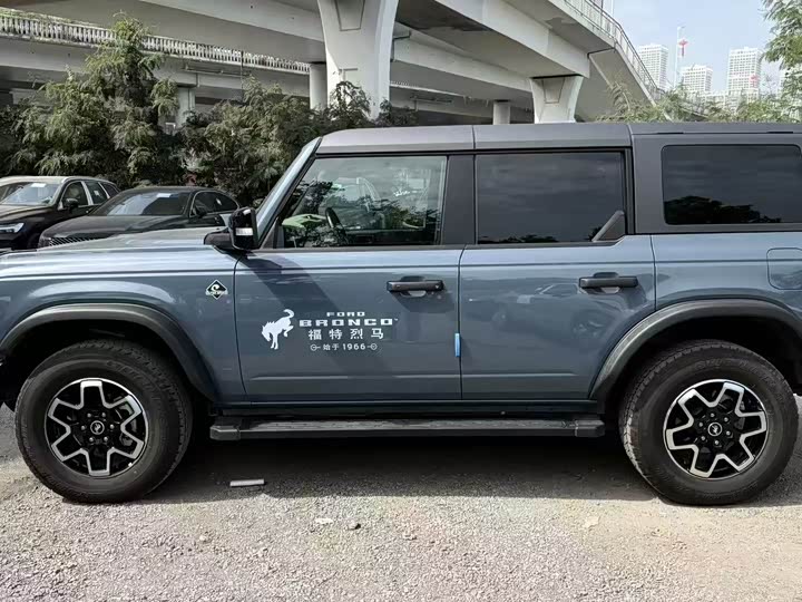 Photo 2 - Ford Bronco