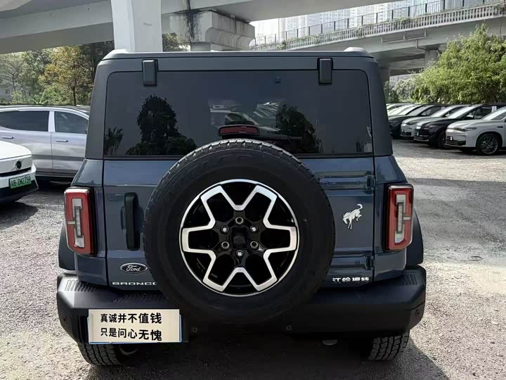 Photo 3 - Ford Bronco