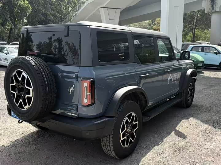 Photo 4 - Ford Bronco