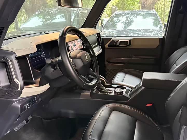 Photo 5 - Ford Bronco