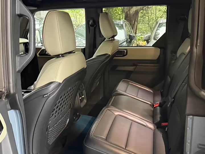 Photo 7 - Ford Bronco