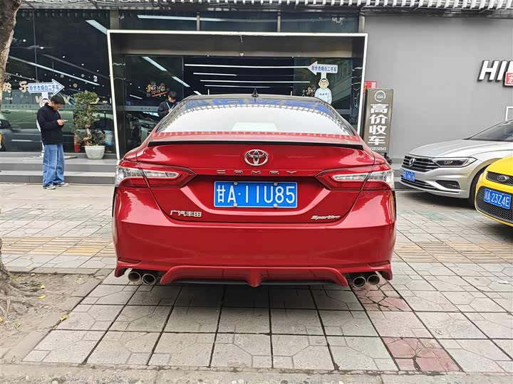 Фото 8 - Toyota Camry