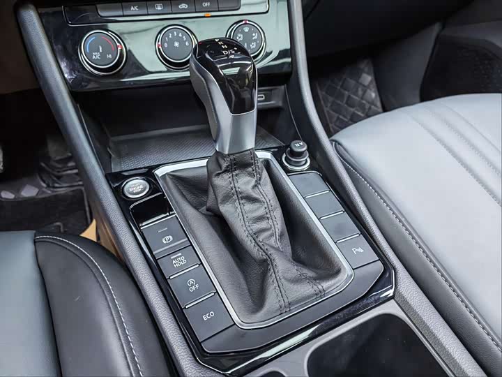 Фото 9 - Volkswagen Sagitar L