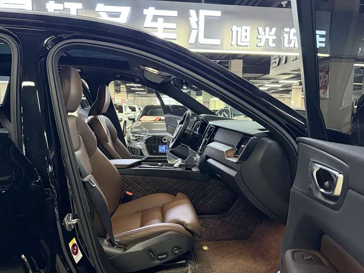 Фото 9 - Volvo XC60 Hybrid