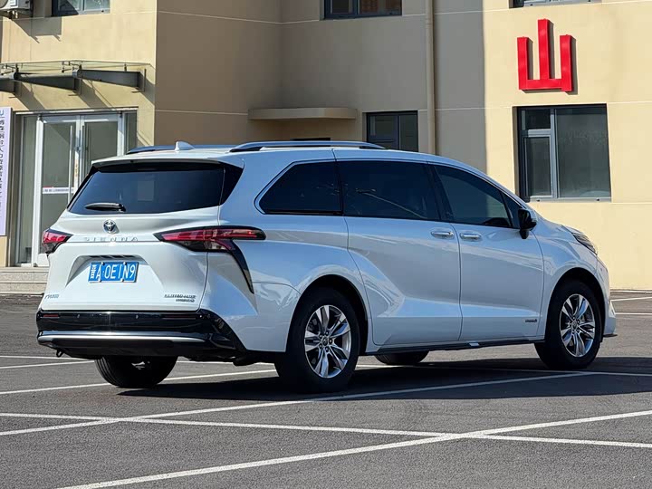 Фото 4 - Toyota Sienna