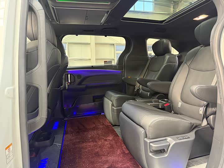 Фото 9 - Toyota Sienna