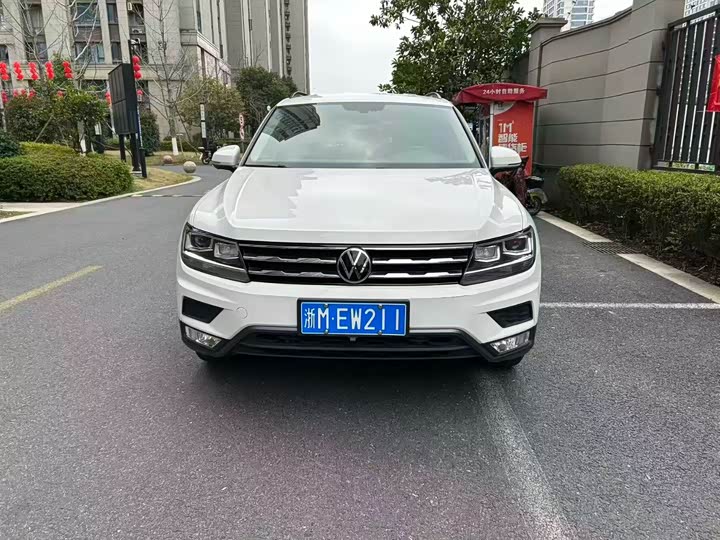 Фото 2 - Volkswagen Tiguan L Pro