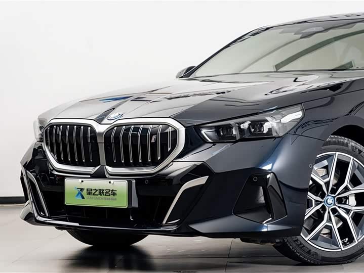 Photo 3 - BMW i5