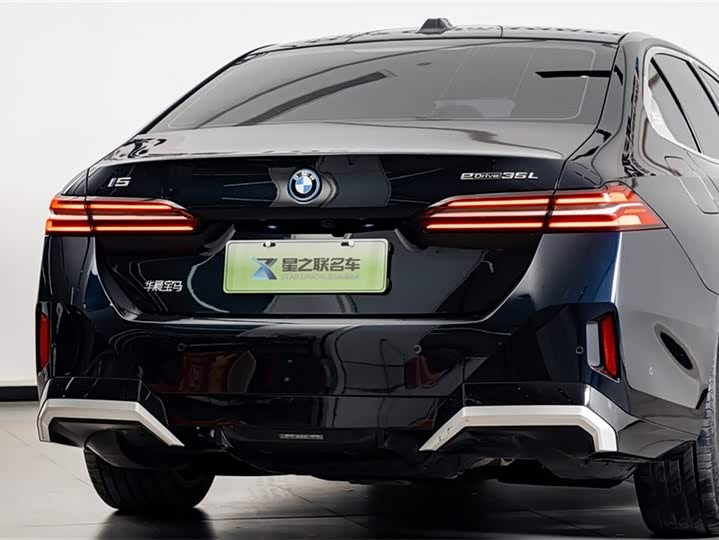 Photo 8 - BMW i5