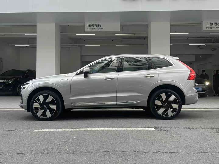 Photo 3 - Volvo XC60 Hybrid