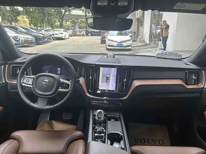 Photo 4 - Volvo XC60 Hybrid