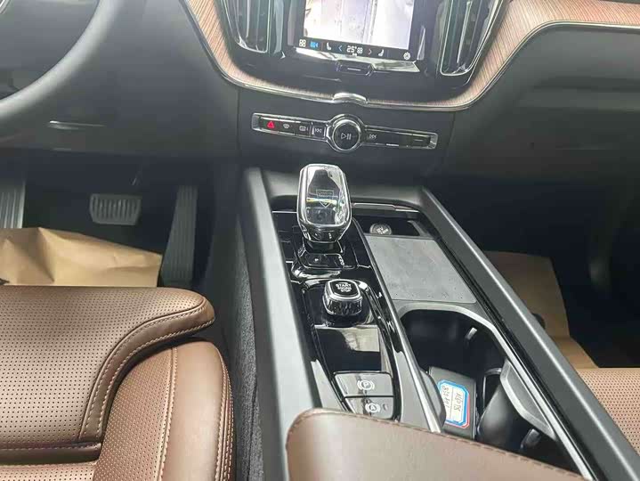 Photo 5 - Volvo XC60 Hybrid