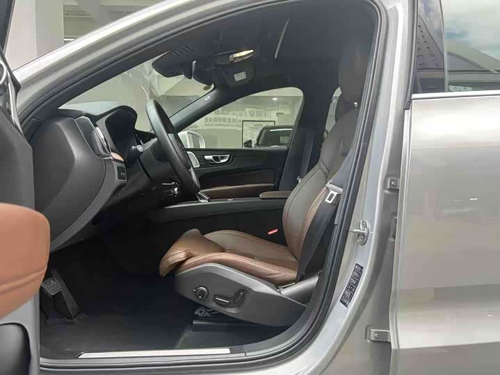 Photo 6 - Volvo XC60 Hybrid