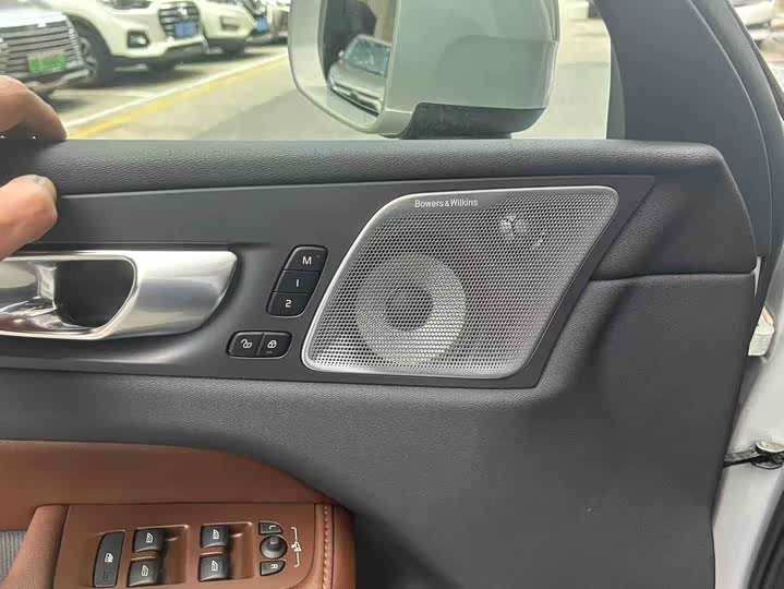 Photo 7 - Volvo XC60 Hybrid