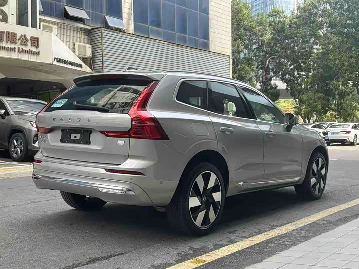 Photo 9 - Volvo XC60 Hybrid