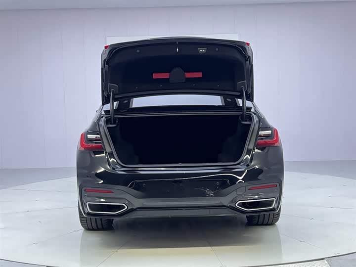 Photo 9 - BMW 7 Series